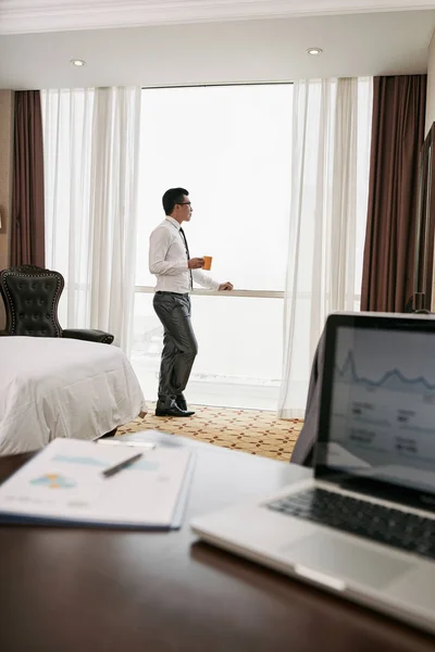 Geschäftsleiter Mit Einer Tasse Kaffee Und Blick Aus Dem Hotelzimmer — Stockfoto