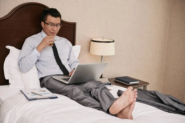 Empresário Vietnamita Desfrutando Copo Uísque Trabalhar Laptop Cama — Fotografia de Stock
