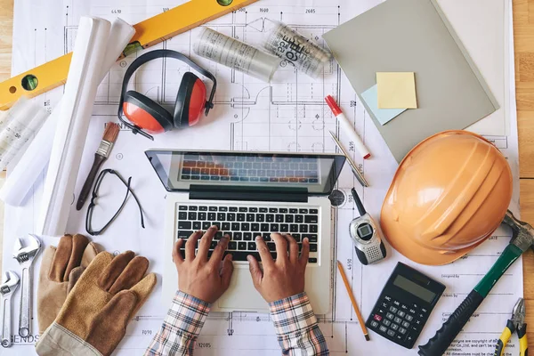 Manos Ingeniero Escribiendo Ordenador Portátil Vista Desde Arriba —  Fotos de Stock