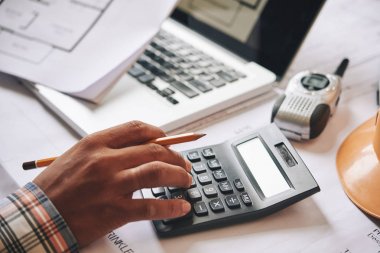 Eller mühendisi bütçe tahmini proje için hesaplama
