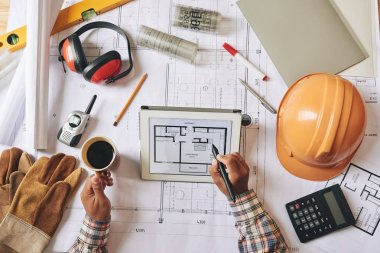 Kahve içme ve planı stylus kalemi tablete çizim mühendisi