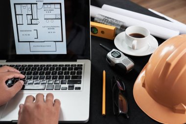 İnşaat mühendisi onun tablet laptop üzerinde yakın çekim görüntüsü