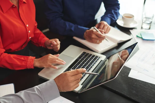 Handen Van Mensen Uit Het Bedrijfsleven Bespreken Informatie Laptop Scherm — Stockfoto