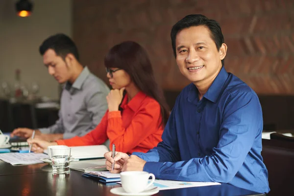 Retrato Del Sonriente Hombre Negocios Mediana Edad Reunión —  Fotos de Stock