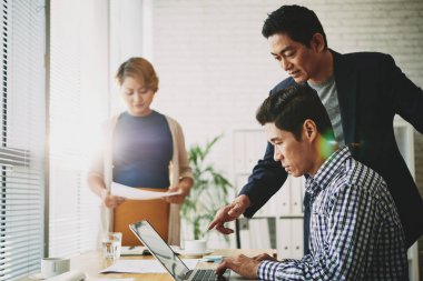 Vietnamca işadamları birlikte Bürosu için dijital pazarlama stratejisi üzerinde çalışma