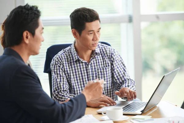 Hombres Negocios Serios Viendo Algo Pantalla Del Ordenador Portátil — Foto de Stock