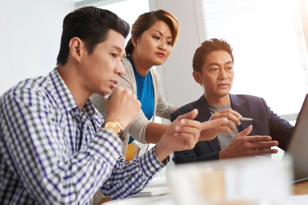 Osoby Zainteresowane Azjatycki Biznes Czytanie Informacji Ekranie Laptopa — Zdjęcie stockowe