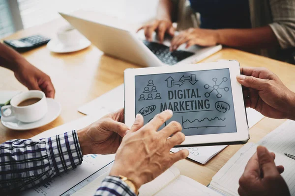 Tangan Eksekutif Bisnis Berbagi Ide Strategi Pemasaran Digital Dengan Rekan — Stok Foto