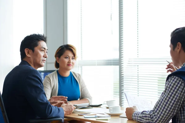 Group Asian Entrepreneurs Drinking Coffee Discussing Various Issues — Stock Photo, Image