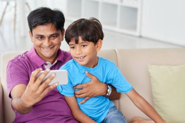 Hint baba ve oğul selfie birlikte alarak gülümseyen