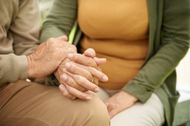 Çift tutuşup, yakın çekim görüntü desteği ve kavram seviyorum