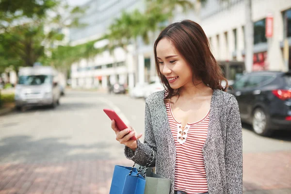 Menina Asiática Bonita Livre Mensagem Leitura Seu Smartphone — Fotografia de Stock