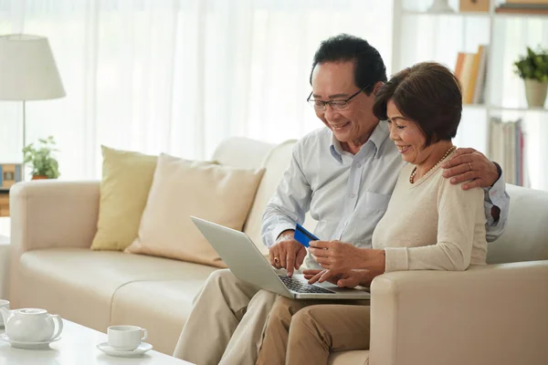 Cheerful Elderly Couple Sitting Sofa Making Purchases Online — Stock Photo, Image