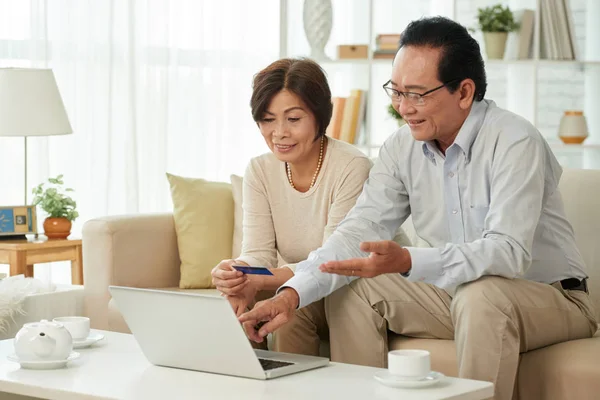 Casal Sênior Asiático Desfrutando Compras Online Pessoas Escolhendo Que Comprar — Fotografia de Stock