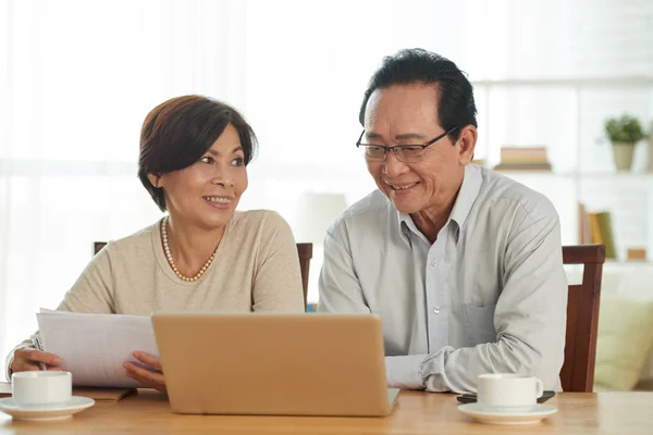 老年丈夫和妻子在审查银行账户时使用笔记本电脑 — 图库照片