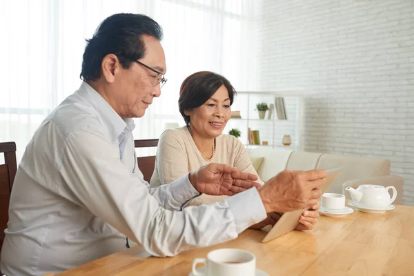 Vietnamita Senior Hombre Mostrando Algo Interesante Tableta Ordenador Esposa —  Fotos de Stock