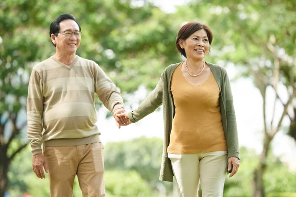 Feliz Casal Seniores Vietnamitas Desfrutando Caminhada Parque Verão — Fotografia de Stock