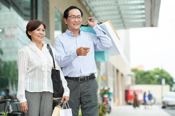Счастливая Пожилая Азиатская Пара Большим Количеством Бумажных Пакетов После Покупок — стоковое фото