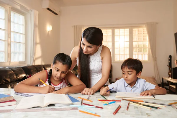 Mujer India Revisando Cómo Sus Hijos Hacen Tarea —  Fotos de Stock