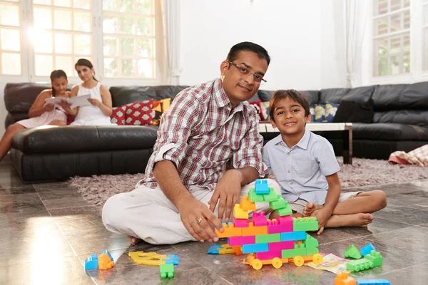 Ragazzo Indiano Trascorrere Del Tempo Giocare Con Suo Padre — Foto Stock