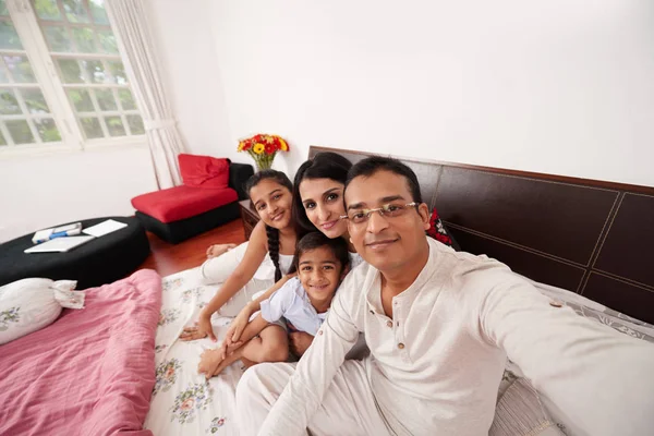 Hintli Adam Selfie Ile Eşi Iki Çocuğunu Alarak Gülümseyen — Stok fotoğraf