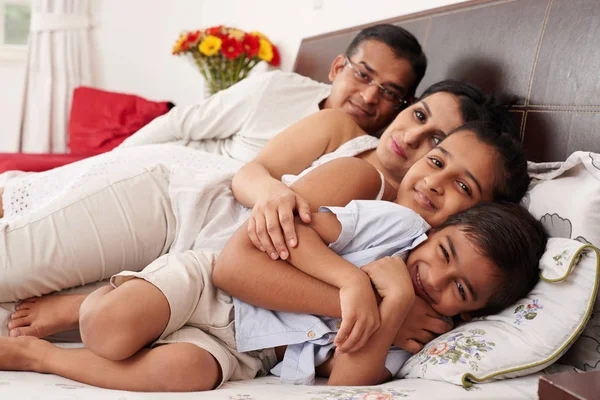 Familia India Feliz Cuatro Tumbados Cama — Foto de Stock