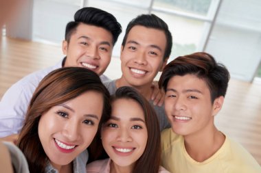 Birlikte grup selfie yapmak için toplama Vietnamca gençler