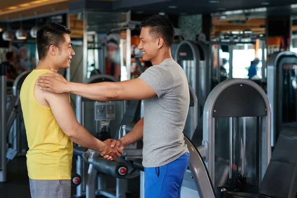 Βιετναμέζικα Fitness Εκπαιδευτή Συνάντηση Πελάτη Στο Γυμναστήριο — Φωτογραφία Αρχείου