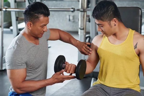 Fitness Instructor Explaining Young Man How Exercise Dumbbell — Stock Photo, Image