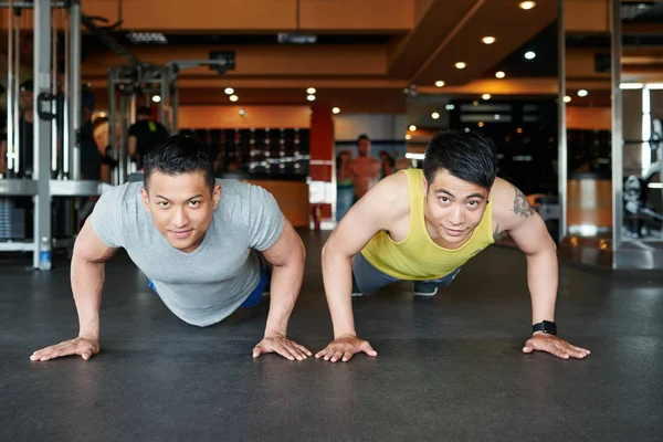 Vietnamese Young Athletes Doing Push Ups Gym Together — Stock Photo, Image
