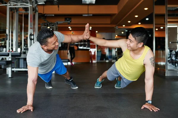 Vrolijke Vietnamese Sporters Handen Klappen Bij Het Doen Van Ligsteunen — Stockfoto