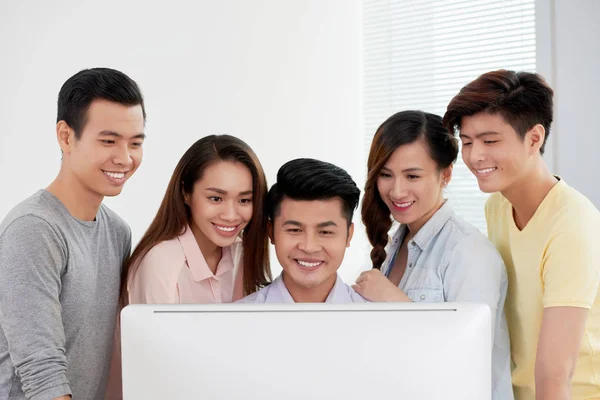 Glada Vietnamesiska Ungdomar Samlades Dator Sin Kollega — Stockfoto
