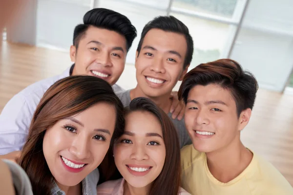 Vietnamský Mládež Svedla Dohromady Aby Skupiny Selfie — Stock fotografie