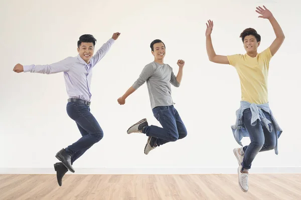 Unbekümmerte Vietnamesische Junge Männer Springen Gemeinsam Die Luft — Stockfoto