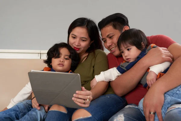 Asya Ailesi Birlikte Bir Film Tablet Bilgisayarda Izlemek Için Toplandı — Stok fotoğraf
