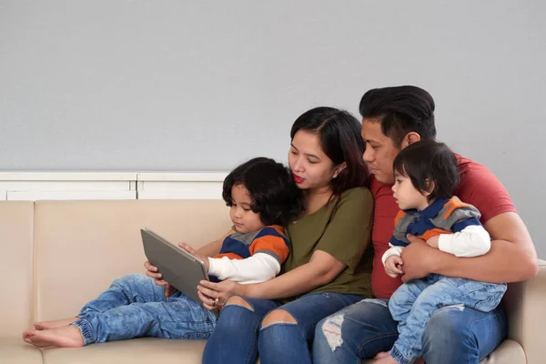 Familie Lettend Een Film Digitale Tablet — Stockfoto