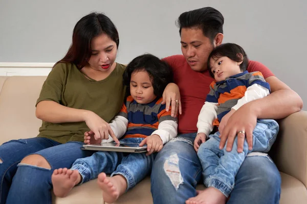 Philippinische Familie Hat Sich Zusammengefunden Eine App Auf Einem Digitalen — Stockfoto