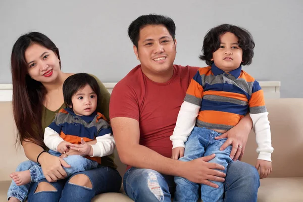 Tagalog Gelukkige Familie Van Vier Zittend Bank — Stockfoto