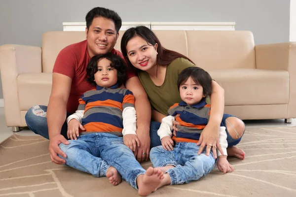Gelukkige Familie Samen Het Huis Zittend Vloer — Stockfoto