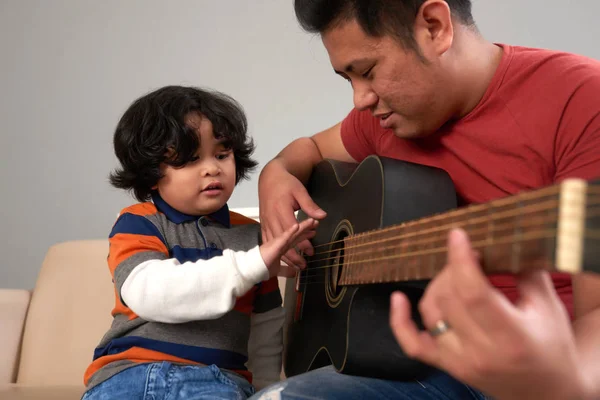 Neugieriger Junge Schaut Wie Sein Vater Gitarre Spielt — Stockfoto
