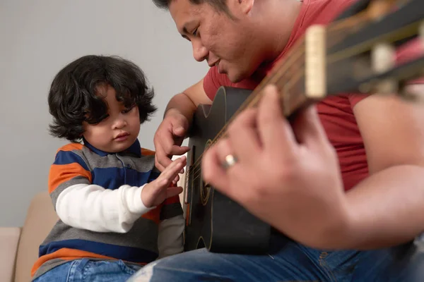 Hombre Asiático Enseñando Hijo Tocar Guitarra —  Fotos de Stock