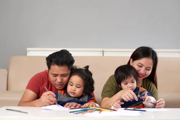 Ouders Kinderen Tekenen Samen Thuis — Stockfoto