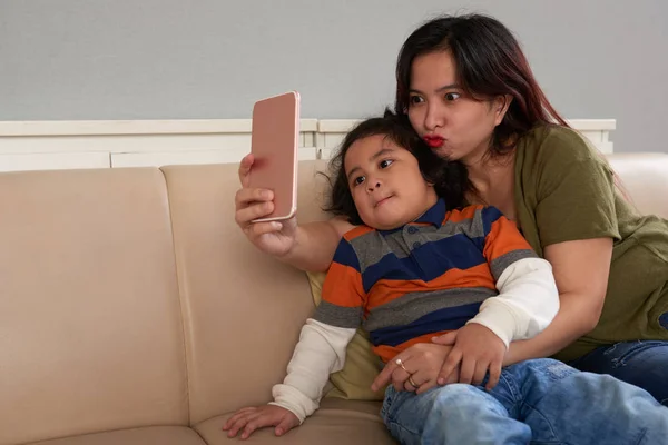 Filipino Madre Hijo Tomando Divertido Selfies — Foto de Stock