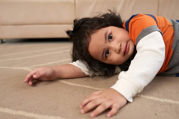 Adorable Niño Filipino Descansando Suelo —  Fotos de Stock