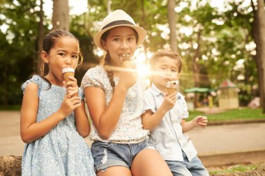Açık havada oturma ve dondurma yeme Endonezya çocuk