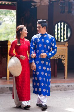 Seven geleneksel Vietnam kostümleri giyen genç Çift 