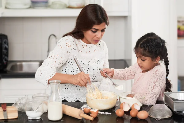 Menina Bonita Adicionando Farinha Tigela Enquanto Cozinha Torta Apetitosa Com — Fotografia de Stock