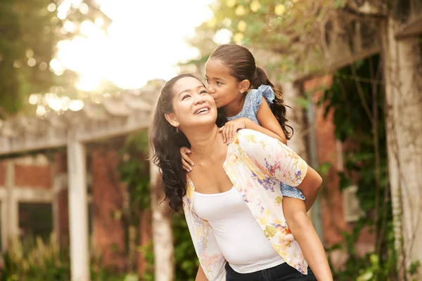 Mãe Dando Passeio Piggyback Para Sua Filha Amorosa — Fotografia de Stock