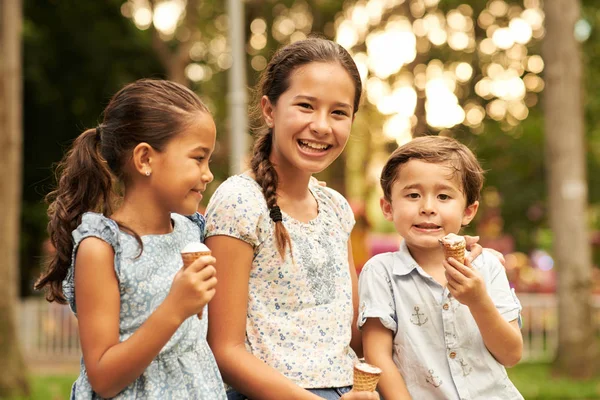 Happy Indonesian Kids Eating Ice Cream Looking Camera — Stock Photo, Image