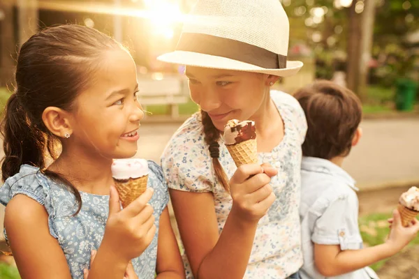 Littler Vrienden Genieten Van Consumptie Ijs Zonnige Dag — Stockfoto